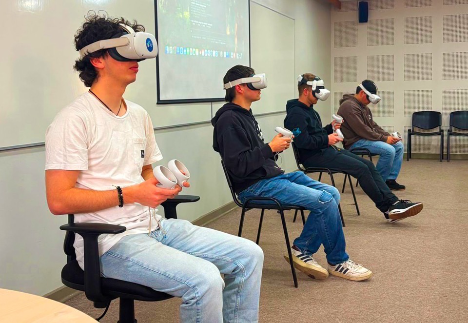 Cuatro personas con visores Meta Quest en una sesión de realidad virtual de Meta Build City